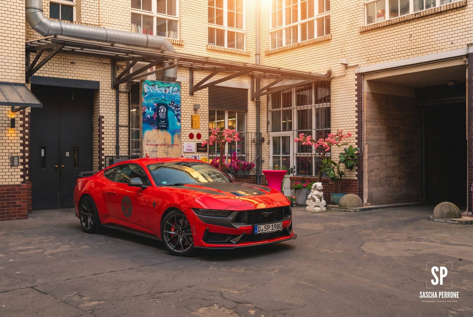Big Red im Hof des Restaurant Tim Raue